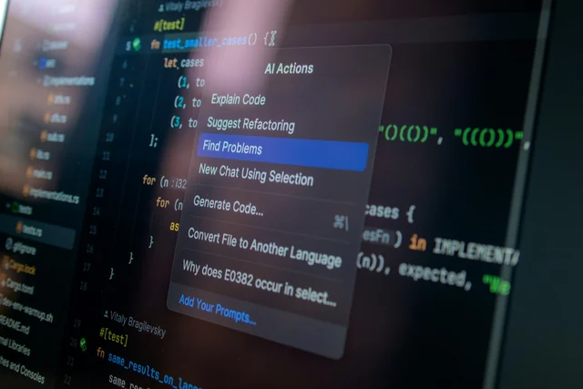 Schermo di un computer con codice e strumenti di assistenza allo sviluppo