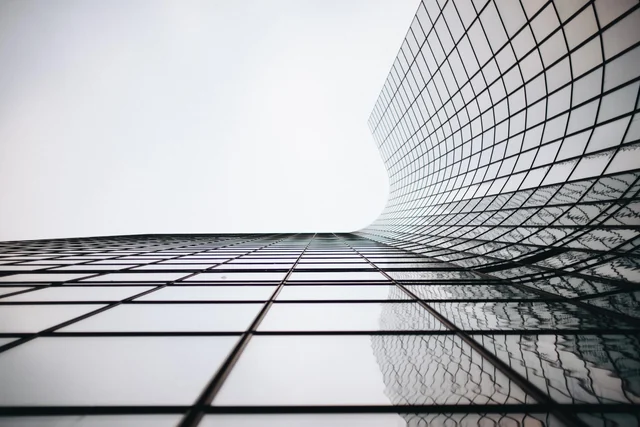 Facciata curva di un edificio contemporaneo in vetro a Parigi