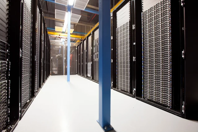 Rack e corridoio di un data center Wikimedia, fotografati nel luglio 2012