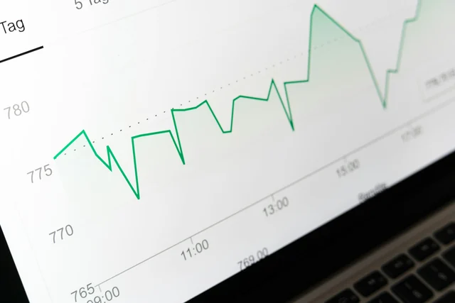 Grafico finanziario visualizzato sullo schermo di un computer portatile