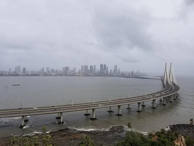 Skyline di Mumbai con la baia di Mahim e il ponte Bandra–Worli Sea Link