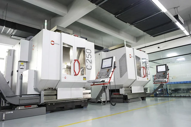 Macchine CNC per lavorazioni a cinque assi in un’officina